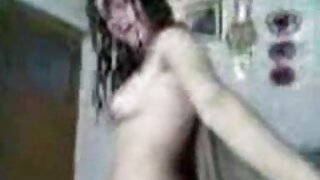 Mamitaka ny vadiny ilay brunette misy tatoazy