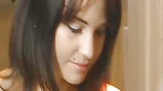 Nofoanan'ny lehilahy mainty hoditra ny sekreterany mafana fo